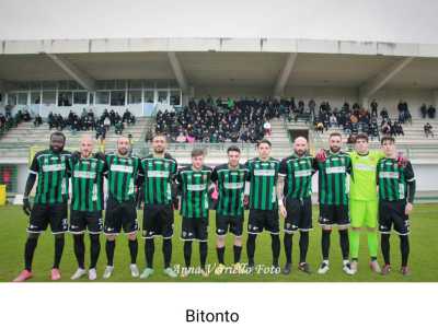 L�Unione Sportiva Bitonto raccoglie l�eredit� storica dell�Unione Sportiva Bitontina, fondata nel 1921, anche se nel �paese dell�olio� la prima squadra di calcio nacque nel 1914 con il nome di Vis Nova. I suoi colori sociali sono il nero e il verde. Milita attualmente nel girone H della serie D e il suo presidente � Francesco Rossiello